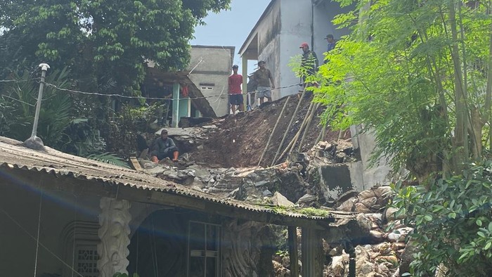 Dampak Longsor Mengerikan: Rumah Warga di Cipayung Depok Hancur Berantakan