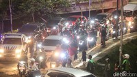 Kemacetan ini terjadi usai tawuran warga di Pasar Gembrong antara warga RW 01 dan RW 02 atau warga Cipinang Besar utara dan Cipinang Besar Selatan.  