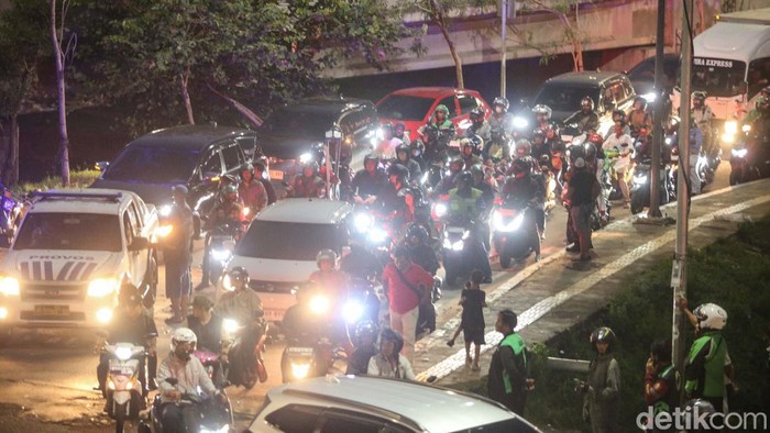 Macet Merayap Usai tawuran Warga di Pasar Gembrong Kemacetan panjang terjadi di jalan Jenderal Basuki Rachmat, Jakarta. Kemacetan ini terjadi usai tawuran warga di Pasar Gembrong, Jakarta, Selasa (9/7/2024).