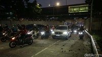 Tawuran tersebut diketahui pecah pada pukul 17.00 WIB, kedua belah pihak warga saling serang menggunakan batu maupun senjata tajam. Namun petugas Kepolisian sigap membubarkan massa meski petugas tidak mengamankan pelaku tawuran.  
