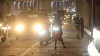 Usai dilerai Polisi jalan Jenderal Basuki Rachmat kini terpantau masih padat, bebatuan masih berserakan di jalan.  