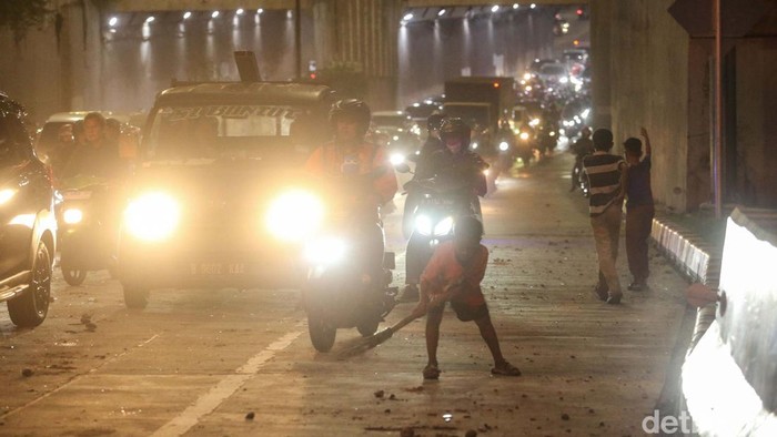 Kemacetan panjang terjadi di jalan Jenderal Basuki Rachmat, Jakarta. Kemacetan ini terjadi usai tawuran warga di Pasar Gembrong, Jakarta, Selasa (9/7/2024).