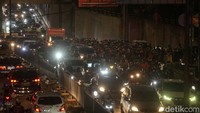 Kendaraan tampak mengular panjang di jalan Jenderal Basuki Rachmat, Jakarta, Selasa (9/7/2024).  