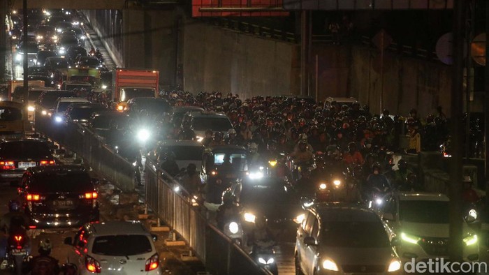 Kemacetan panjang terjadi di jalan Jenderal Basuki Rachmat, Jakarta. Kemacetan ini terjadi usai tawuran warga di Pasar Gembrong, Jakarta, Selasa (9/7/2024).