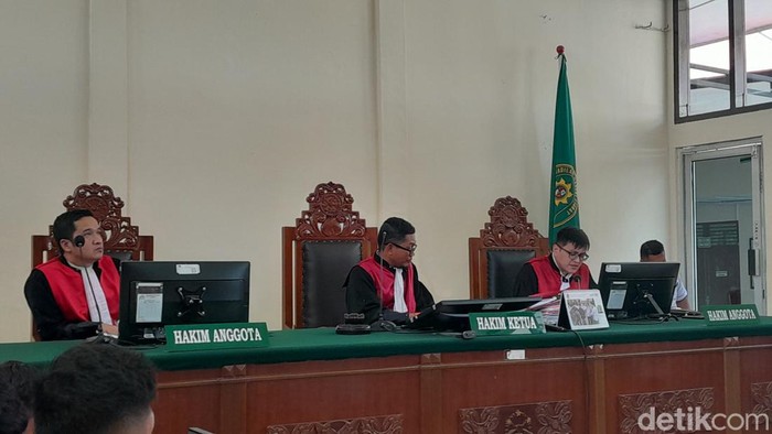Majelis Hakim PN Stabat yang memvonis bebas mantan Bupati Langkat Terbit Rencana Peranginan Angin. (Nizar Aldi/detikSumut)