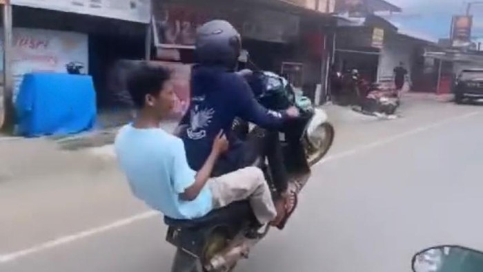 Tangkapan layar 2 remaja lakukan aksi freestyle motor di Mamuju, Sulawesi Barat (Sulbar).