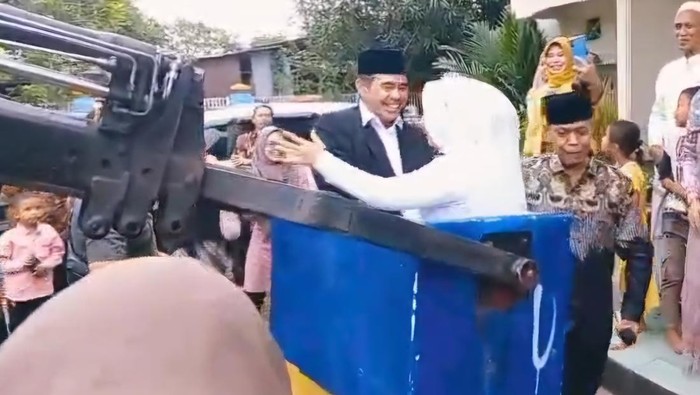 Mempelai pengantin saat naik kendaraan crane