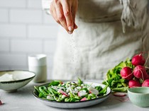 Tambahkan Garam ke Makanan Berarti Tak Sopan, Ini Kata Pakar Etiket