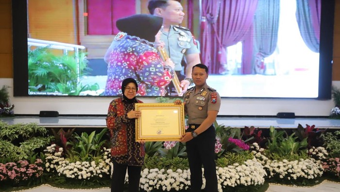 Mensos Risma berikan penghargaan untuk Polres Mojokerto Kota.