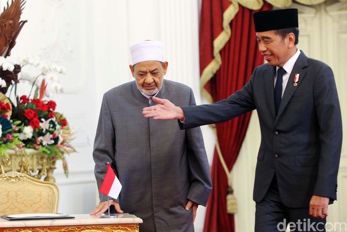 Momen Jokowi Terima Kunjungan Grand Syekh Al Alzhar Presiden Joko Widodo (Jokowi) menerima kunjungan Grand Syekh Al Azhar, Imam Akbar Ahmed Al Tayeb di Istana Merdeka pada pagi hari ini, Selasa (9/7/2024). Kedatangan Imam Akbar langsung disambut oleh Presiden Jokowi.