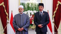 Ahmed Al Tayeb berterima kasih kepada Jokowi. Ia menyebut ini merupakan ketiga kalinya ia datang ke Indonesia. 