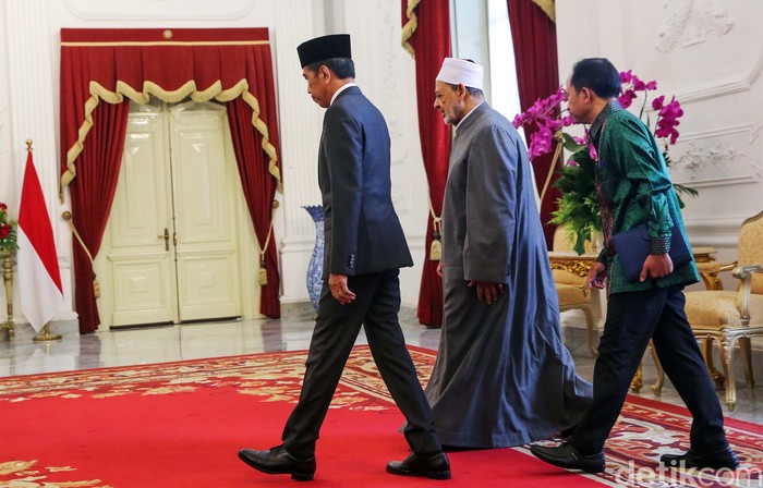 Momen Jokowi Terima Kunjungan Grand Syekh Al Alzhar Presiden Joko Widodo (Jokowi) menerima kunjungan Grand Syekh Al Azhar, Imam Akbar Ahmed Al Tayeb di Istana Merdeka pada pagi hari ini, Selasa (9/7/2024). Kedatangan Imam Akbar langsung disambut oleh Presiden Jokowi.