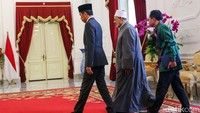 Setelah Ahmed Al Tayeb mengisi buku tamu, Jokowi lalu mengajak ke Ruang Jepara. Pertemuan di ruangan tersebut diikuti delegasi masing-masing. 