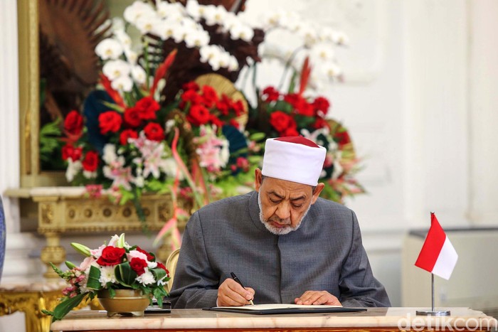 Presiden Joko Widodo (Jokowi) menerima kunjungan Grand Syekh Al Azhar, Imam Akbar Ahmed Al Tayeb di Istana Merdeka pada pagi hari ini, Selasa (9/7/2024). Kedatangan Imam Akbar langsung disambut oleh Presiden Jokowi.