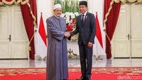 Jokowi menyambut kedatangan Grand Syekh Al Azhar Imam Akbar Ahmed Al Tayeb di Istana Merdeka, Selasa (9/7/2024) pukul 11.00 WIB.