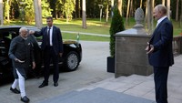 Presiden Rusia Vladimir Putin menyambut Perdana Menteri India Narendra Modi selama pertemuan mereka di kediaman negara Novo-Ogaryovo dekat Moskow, Rusia, Senin (8/7/2024). Sputnik/Gavriil Grigorov/Pool via REUTERS