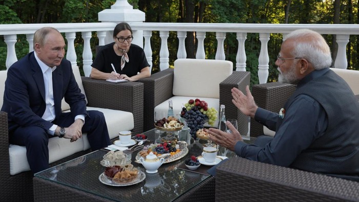 Momen Putin Ajak PM India Modi Keliling Kediamannya di Dekat Moskow Russia's President Vladimir Putin welcomes India's Prime Minister Narendra Modi during their meeting at the Novo-Ogaryovo state residence near Moscow, Russia July 8, 2024. Sputnik/Gavriil Grigorov/Pool via REUTERS ATTENTION EDITORS - THIS IMAGE WAS PROVIDED BY A THIRD PARTY.