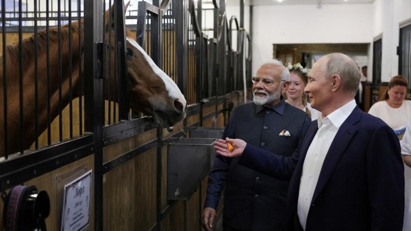 Momen Putin Ajak PM India Modi Keliling Kediamannya di Dekat Moskow