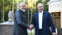 Modi terakhir kali melakukan perjalanan ke Rusia pada tahun 2019, ketika ia menghadiri sebuah forum di pelabuhan timur jauh Vladivostok dan bertemu dengan Putin. Para pemimpin juga bertemu satu sama lain pada bulan September 2022 di Uzbekistan, pada pertemuan puncak blok Organisasi Kerja Sama Shanghai. Sputnik/Sergei Bobylyov/Pool via REUTERS