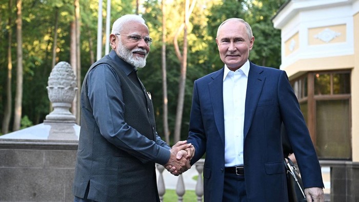 Russia's President Vladimir Putin welcomes India's Prime Minister Narendra Modi during their meeting at a residence near Moscow, Russia July 8, 2024. Sputnik/Sergei Bobylyov/Pool via REUTERS ATTENTION EDITORS - THIS IMAGE WAS PROVIDED BY A THIRD PARTY.