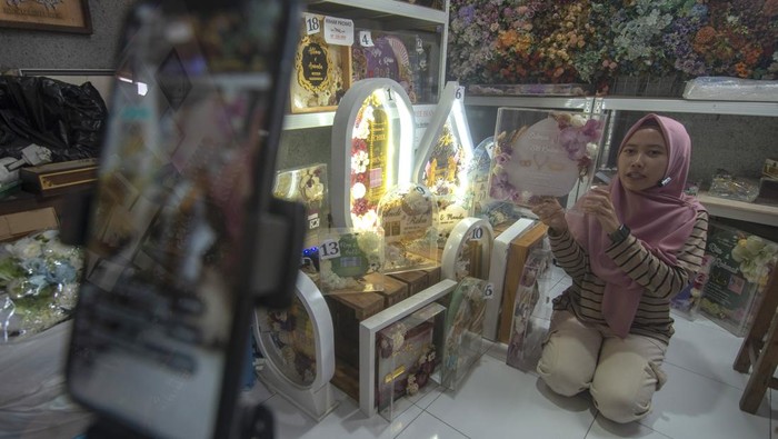 Pekerja membuat desain untuk membuat kerajinan mahar di rumah produksi My Memorist, Teras, Boyolali, Jawa Tengah, Selasa (9/7/2024). Hasil produksi kerajinan mahar pernikahan tersebut dijual dari harga Rp190 ribu hingga Rp1,7 juta sementara aksesoris mahar dari harga Rp4.000 hingga Rp400 ribu dan telah memenuhi permintaan ke sejumlah daerah di Indonesia dan ekspor ke negara Taiwan, Jepang, Malaysia dan Singapura. ANTARA FOTO/Aloysius Jarot Nugroho/foc.