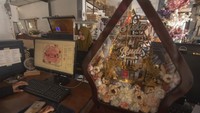 Pekerja membuat desain untuk membuat kerajinan mahar di rumah produksi My Memorist, Teras, Boyolali, Jawa Tengah, Selasa (9/7/2024).