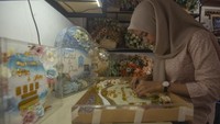 Hasil produksi kerajinan mahar pernikahan tersebut dijual dari harga Rp 190 ribu hingga Rp 1,7 juta, sementara aksesoris mahar dari harga Rp 4.000 hingga Rp 400 ribu.