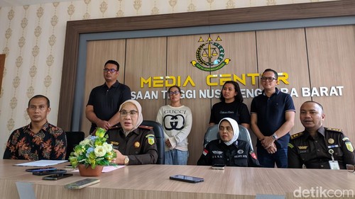 Ni Wayan Sri Candriasa (baju putih), tersangka korupsi dana PNPM Mandiri Perdesaan ditangkap di Kecamatan Cakranegara, Kota Mataram, Selasa (9/7/2024). (Ahmad Viqi/detikBali)