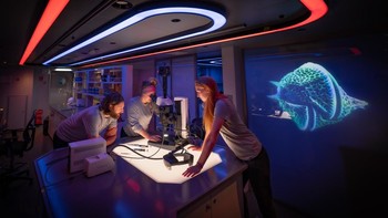 Tiga laboratorium kering di kapal ini memiliki teknologi penelitian sains paling canggih di dunia, termasuk sistem analisis eDNA lengkap dan sistem pengurutan genetik serta mikroskop canggih, beberapa printer 3D, dan banyak lagi. Laboratorium ini dirancang untuk memfasilitasi analisis temuan secara real-time. Foto: OceanX