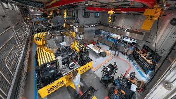 Pusat media di kapal ini memiliki server berskala besar yang mampu menampung dan mendistribusikan konten ke seluruh kapal, peralatan pasca produksi canggih (monitor 4K, penyimpanan 225TB, stasiun penyuntingan bertenaga tinggi yang dapat mengedit rekaman 8K), dan kemampuan streaming langsung, sehingga tim media OceanX dapat menayangkan konten berdurasi pendek, episode, dan konten siaran langsung selama berada di laut. Foto: OceanX