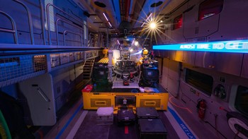 OceanXplorer menyediakan berbagai kendaraan penelitian laut dalam, termasuk dua kapal selam Triton, dan sebuah USV (kendaraan permukaan tak berawak). Foto: OceanX