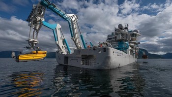 Operasi kapal dikelola oleh kru yang berpengalaman termasuk kapten kapal, tim kapal selam, tim ROV, petugas sains dan teknologi, petugas keselamatan, pilot helikopter, dan awak kapal. Kapal ini memiliki panjang 87 meter dan dapat menampung hingga 72 orang, termasuk kru. Foto: OceanX