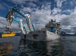 Intip Isi Kapal Canggih OceanX di Tanjung Priok