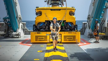 OceanXplorer awalnya adalah kapal untuk survei minyak dan petrokimia. OceanX kemudian merenovasinya untuk tujuan baru yakni eksplorasi lautan, serta dirancang untuk menjadi laboratorium riset dan sains canggih dilengkapi studio produksi media sekelas Hollywood. Foto: OceanX