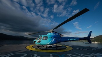 Helikopter di kapal OceanXplorer mendukung upaya sains dan produksi media OceanX. Para ilmuwan dapat melakukan pemetaan dari udara, mencari aktivitas laut, dan mengarahkan kru kapal ke area yang memungkinkan pengambilan sampel dan pengamatan langsung. Foto: OceanX