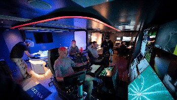 Pusat pengendali misi berfungsi sebagai sistem saraf pusat kapal. Pada setiap waktu tertentu, ruang ini akan menampilkan tim ROV yang mengambil sampel dari dasar laut, tim kapal selam yang berkoordinasi dengan operator selama penyelaman mereka, dan data dari sensor kapal yang ditangkap dan dimasukkan ke platform pusat, yang memberikan gambaran dasar laut dan ekosistem. Foto: OceanX