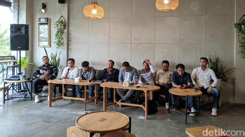 Para advokat Ponpes Al-Aziziyah, Kecamatan Gunungsari, Lombok Barat, NTB, saat konferensi pers di Mataram, Selasa (9/7/2024). (Ahmad Viqi/detikBali)