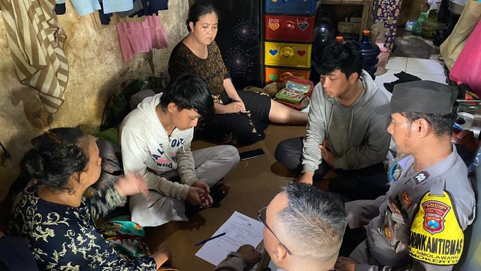 Para remaja anggota gangster yang tak berkutik di hadapan ibunya saat diantar pulang ke rumah.