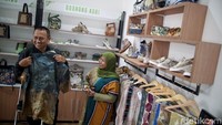 Pimpinan Kanwil VIII Jakarta I, Arief Rinardi S, melihat dan membeli salah satu hasil kerajinan ramah lingkungan ini dengan bahan pewarna dari alam. Usaha yang ia pimpin itu juga mencatatkan pertumbuhan laba mencapai Rp477 miliar pada Semester I 2024 atau tumbuh 3,8 persen dari periode yang sama tahun lalu sebentar Rp459 miliar.