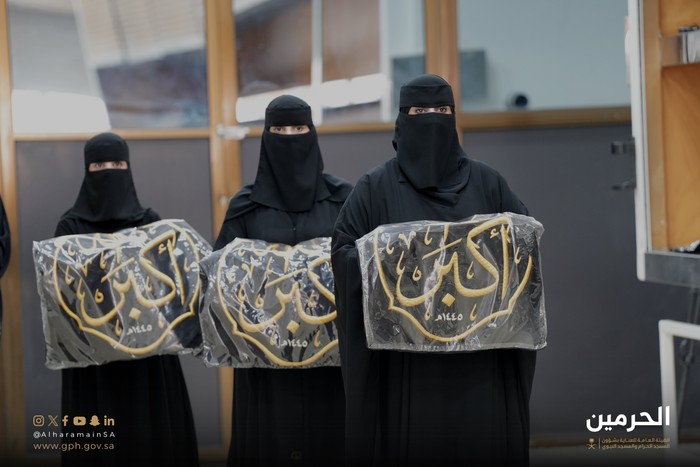 Pekerja perempuan dalam persiapan pemasangan kiswah baru Pekerja perempuan dalam persiapan pemasangan kiswah baru