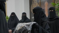 Meskipun partisipasi perempuan hanya sebatas pada tahap persiapan, proses penggantian kiswah tetap dilakukan oleh tim yang semuanya laki-laki.