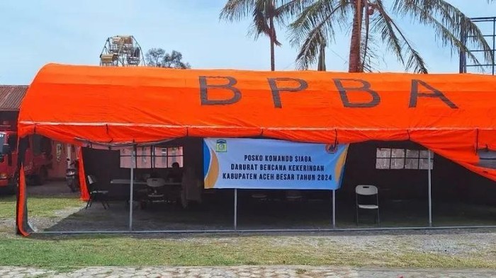 Pemkab Aceh Besar mendirikan posko di kantor Camat Lhoknga dan menyalurkan air bersih ke warga setiap hari. (Dok. Istimewa)