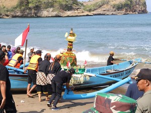Tradisi Larung Sesaji 1 Suro Simbol Syukur Masyarakat Pesisir Blitar