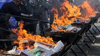 Petugas gabungan melakukan pemusnahan rokok ilegal di Tempat Penimbunan Pabean KPPBC TMP Tanjung Emas, Semarang, Jawa Tengah, Selasa (9/7/2024).