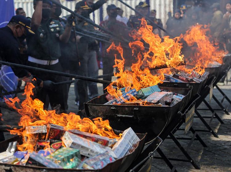 Bea Cukai Musnahkan Rokok hingga Miras Ilegal di Semarang