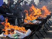 Bea Cukai Musnahkan Rokok hingga Miras Ilegal di Semarang