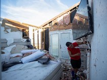 Penampakan Rumah Rusak di Galveston Texas Usai Diterjang Badai Beryl