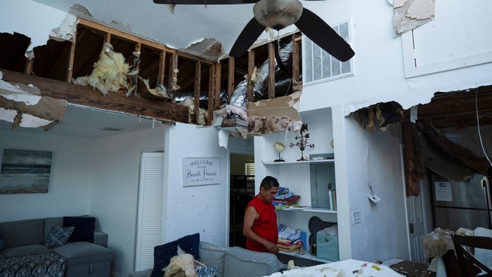 Badai beryl melanda sejumlah negara, salah satunya di Galveston, Texas. Badai tersebut mengakibatkan bangunan rumah rusak.