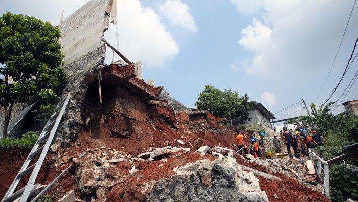 Penampakan Tanah Longsor di Setu Tangeran Selatan Petugas Satpol PP dan BPBD Kota Tangerang Selatan membersihkan matrial longsor di Kawasan Setu, Tangerang Selatan, Banten, Selasa (9/7/2024). Tidak ada korban jiwa dalam bencana longsor itu yang menurut BPBD Tangerang Selatan terjadi karena intensitas hujan yang cukup tinggi di kawasan tersebut serta struktur tanah yg labil. ANTARA/Muhammad Iqbal/aww.