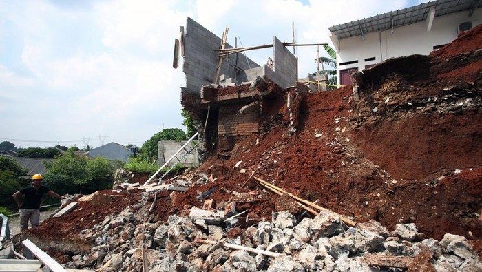 Penampakan Tanah Longsor di Setu Tangeran Selatan Petugas Satpol PP dan BPBD Kota Tangerang Selatan membersihkan matrial longsor di Kawasan Setu, Tangerang Selatan, Banten, Selasa (9/7/2024). Tidak ada korban jiwa dalam bencana longsor itu yang menurut BPBD Tangerang Selatan terjadi karena intensitas hujan yang cukup tinggi di kawasan tersebut serta struktur tanah yg labil. ANTARA/Muhammad Iqbal/aww.